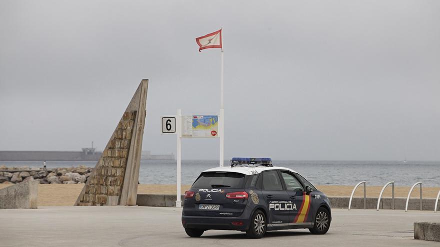 Roba un bolso en la playa de Poniente y esconde el móvil en la arena mientras huye en la oscuridad