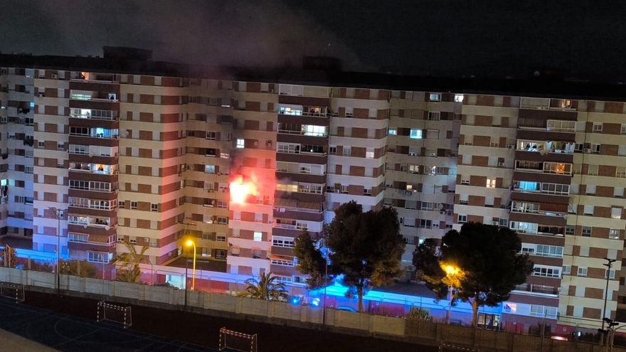 Los bomberos apagan un incendio en un piso de Juan XXIII en Alicante