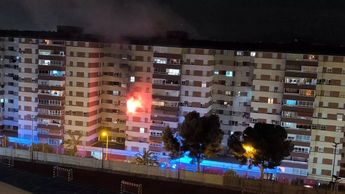 Los bomberos apagan un incendio en un piso de Juan XXIII en Alicante