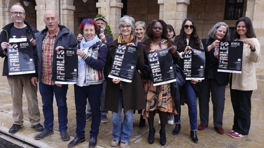 Medina, el segundo por la izquierda, junto a los organizadoresde «Afrilés», ayer, en la Plaza de España. | FIRMA