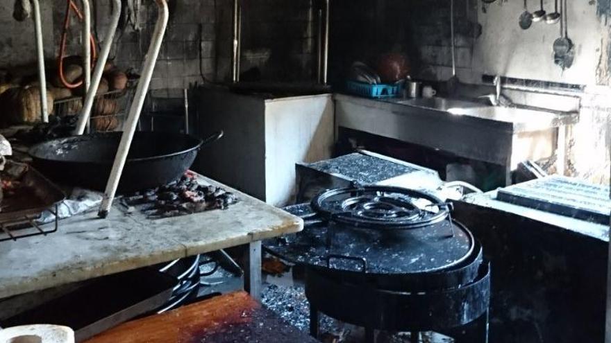 Arde la cocina de un local fallero en Almussafes