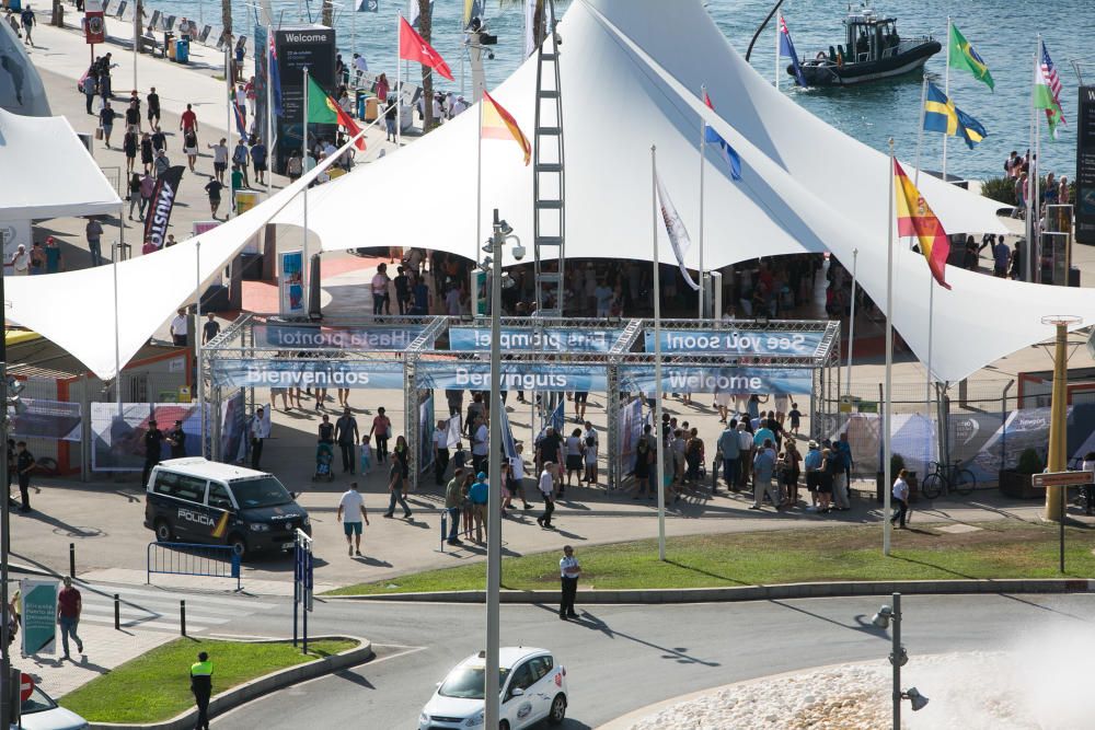 Miles de personas se dan cita en el Village del Puerto de Alicante para disfrutar del estreno de la competición