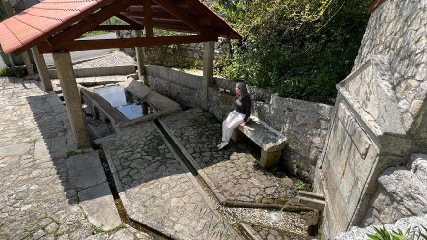 La alcaldesa, Victoria Portas, ayer entre la fuente y el lavadero de Seixo, en Darbo. | // SANTOS ÁLVAREZ