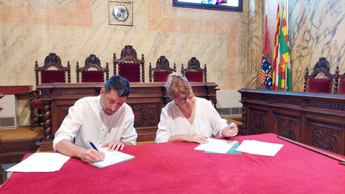 L&#039;alcalde de Berga i la consellera de Cultura signant el conveni