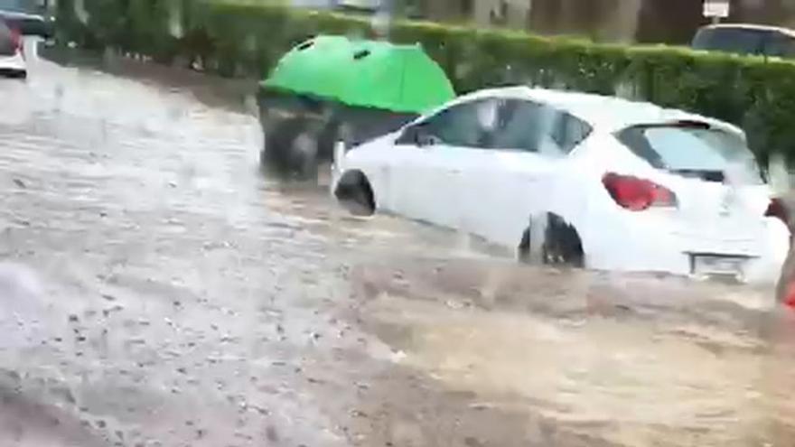 La lluvia inunda las calles de Zaragoza