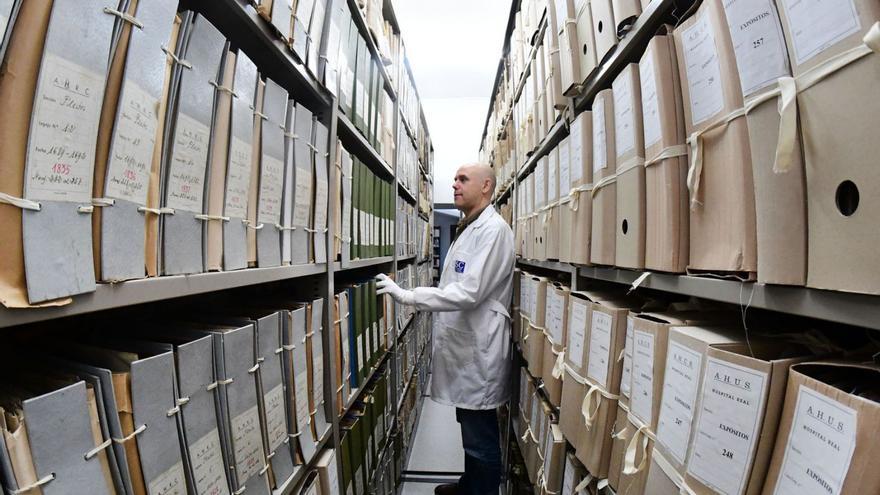 Un traballador do Arquivo Histórico Universitario de Santiago en busca de documentación / santi alvite