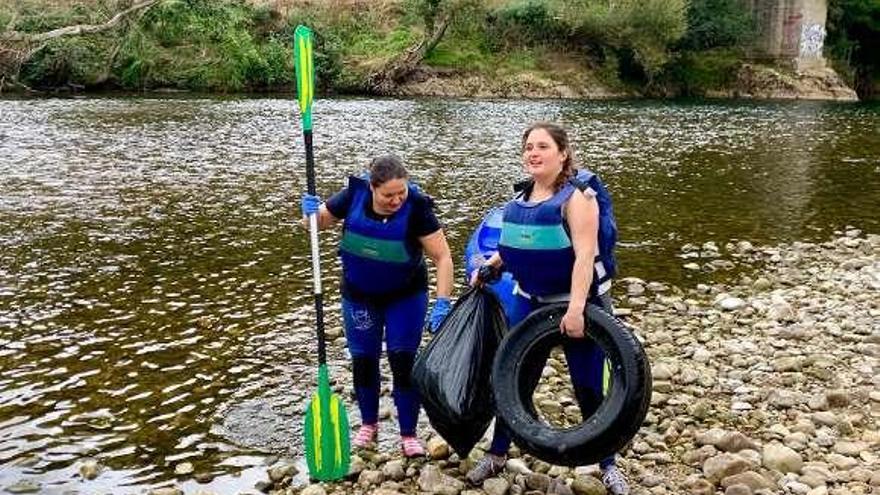 Dos de las participantes recogiendo residuos.