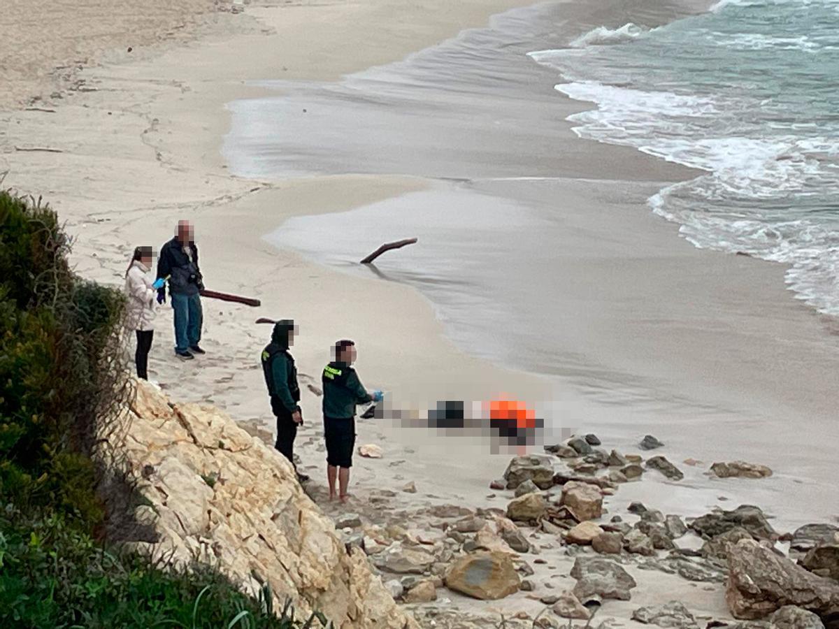 Aparece el cadáver de un hombre en la playa de Son Moll,