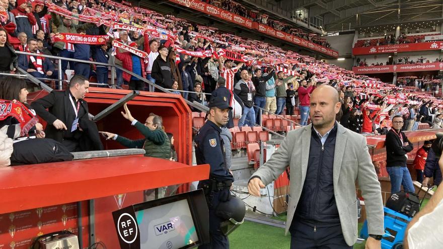 Miguel Ángel Ramírez, antes del inicio del partido en El Molinón ante el Valladolid. | Marcos León