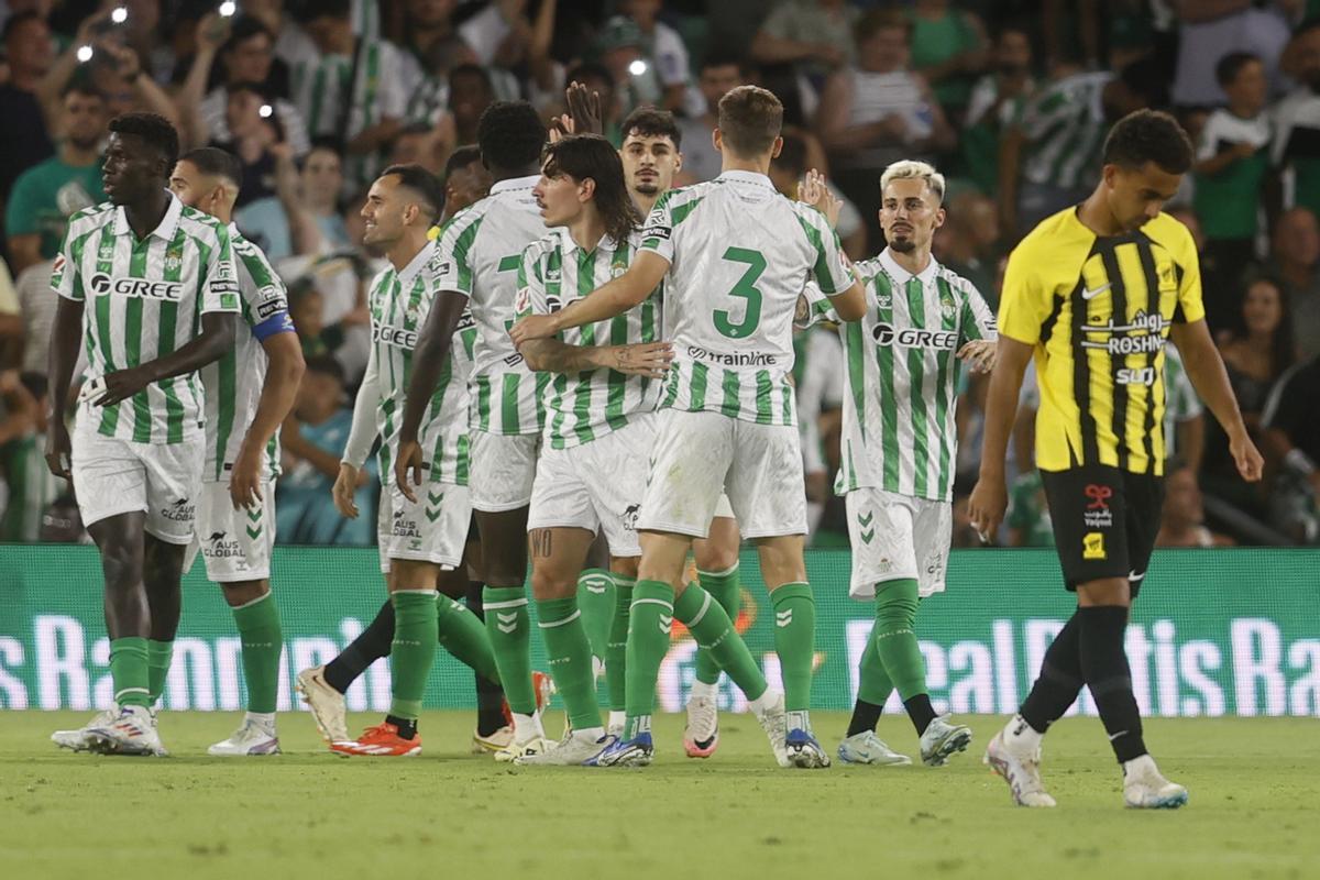 Los jugadores del Real Betis celebran el cuarto gol ante del Al-Ittihad Club, durante el partido amistoso disputado este sábado en el estadio Benito Villamarín de Sevilla. 