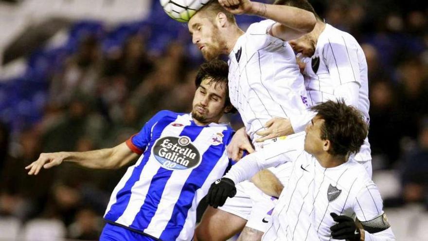 Raúl Albentosa salta sobre Alejandro Arribas durante el Deportivo-Málaga de la pasada temporada.