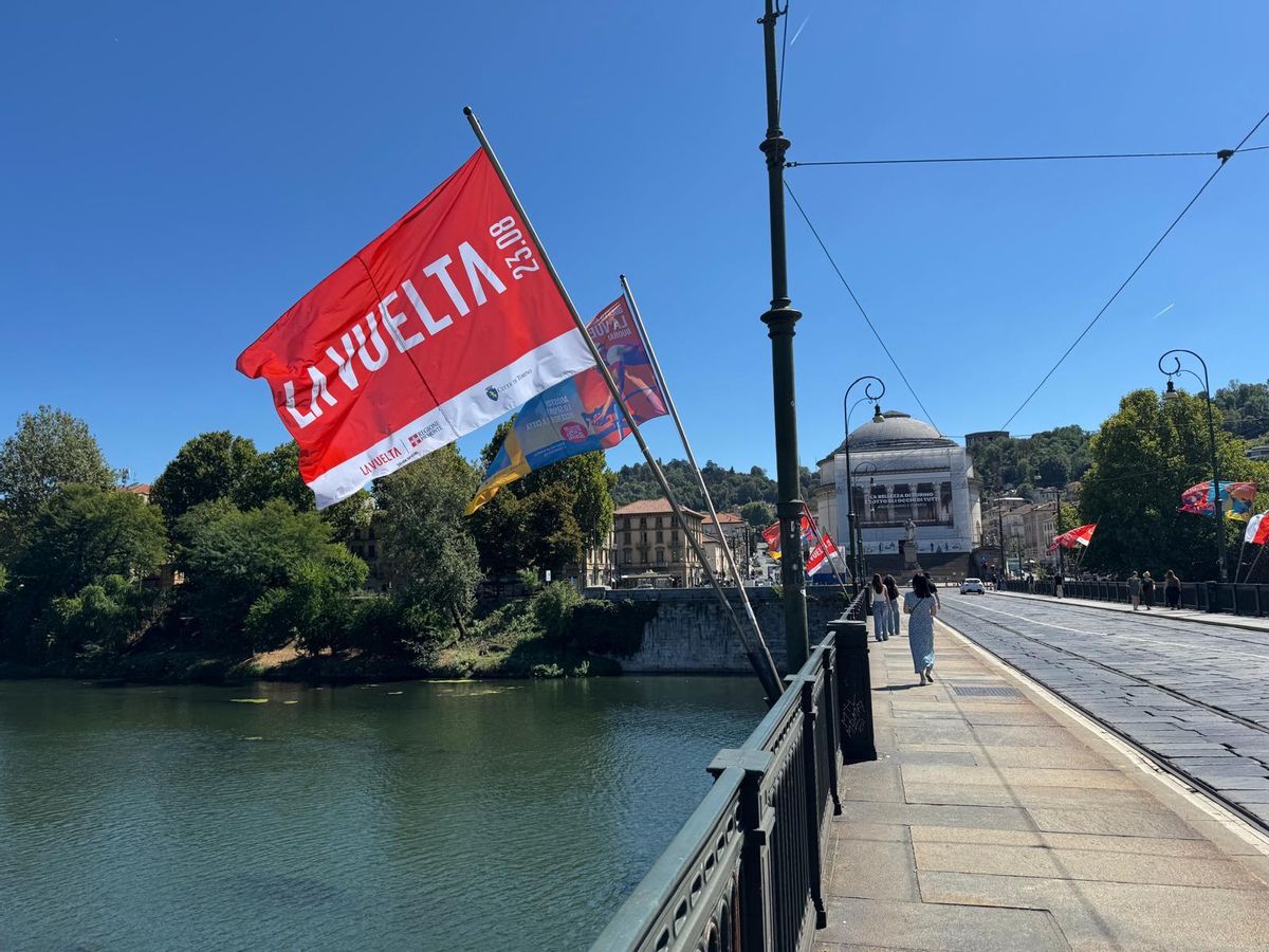 El puente Vittorio Emanuele I sobre el río Po con banderas alusivas a la Vuelta, en Turín. El puente Vittorio Emanuele I sobre el río Po con banderas alusivas a la Vuelta, en Turín.