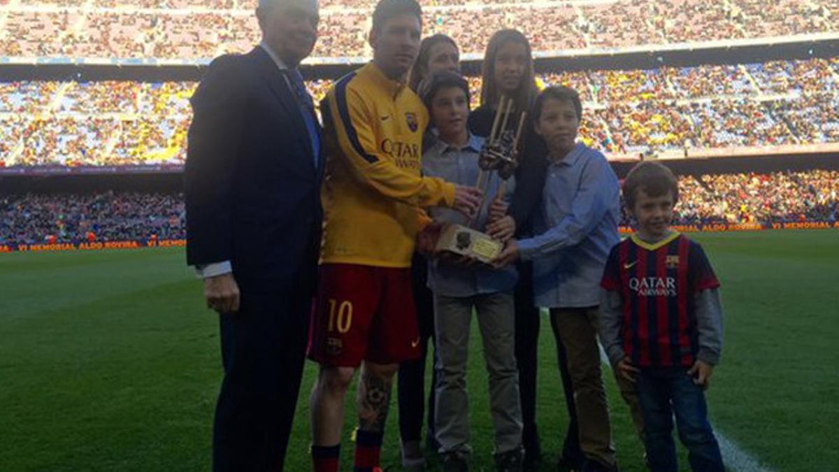 Momento en el que Leo Messi recogió el premio Memorial Aldo Rovira 2014/2015