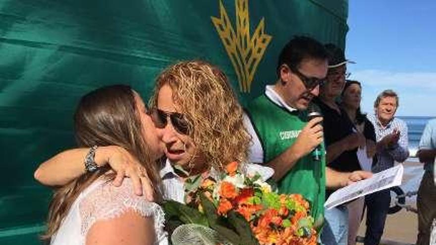 Los familiares de Javier Hoyos, emocionados al recibir una placa conmemorativa por parte de la organización.