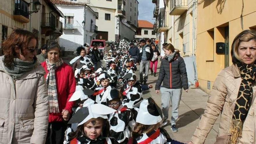 Los alumnos de Alcañices desfilan disfrazados de dálmatas. En la imagen de la derecha, estudiantes de sexto en su último carnaval en el centro.