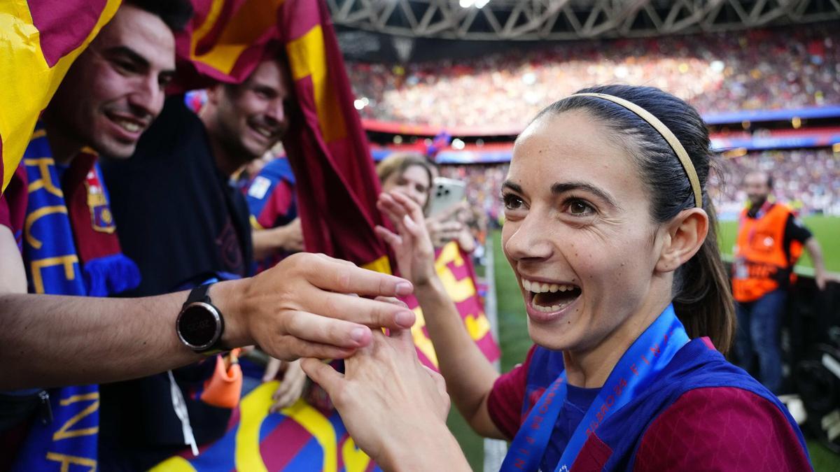 Aitana Bonmatí celebra la Champions con la afición de San Mamés.