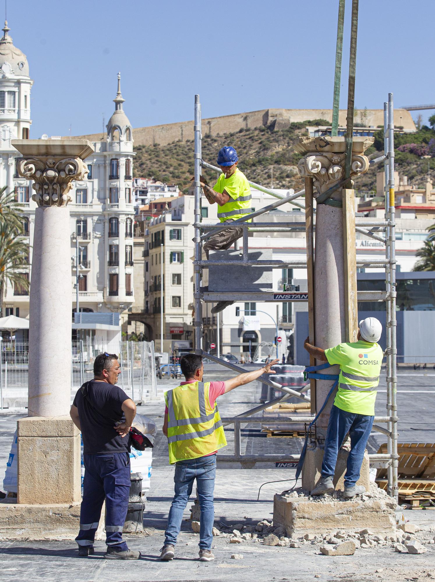 Retirada de las columnas de mármol rojo de la plaza del Puerto de Alicante