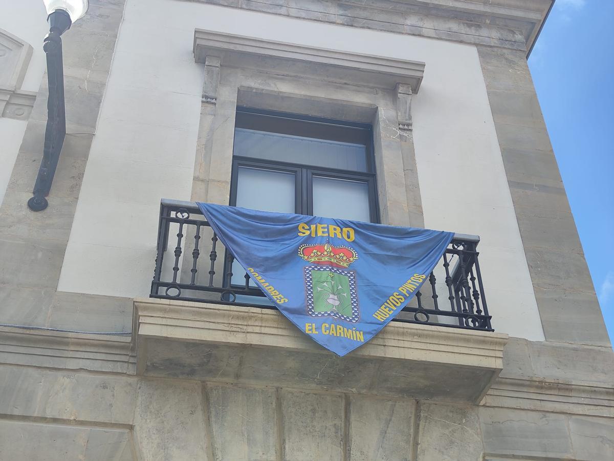 Pañuelo azul gigante en el balcón del Ayuntamiento de Siero.