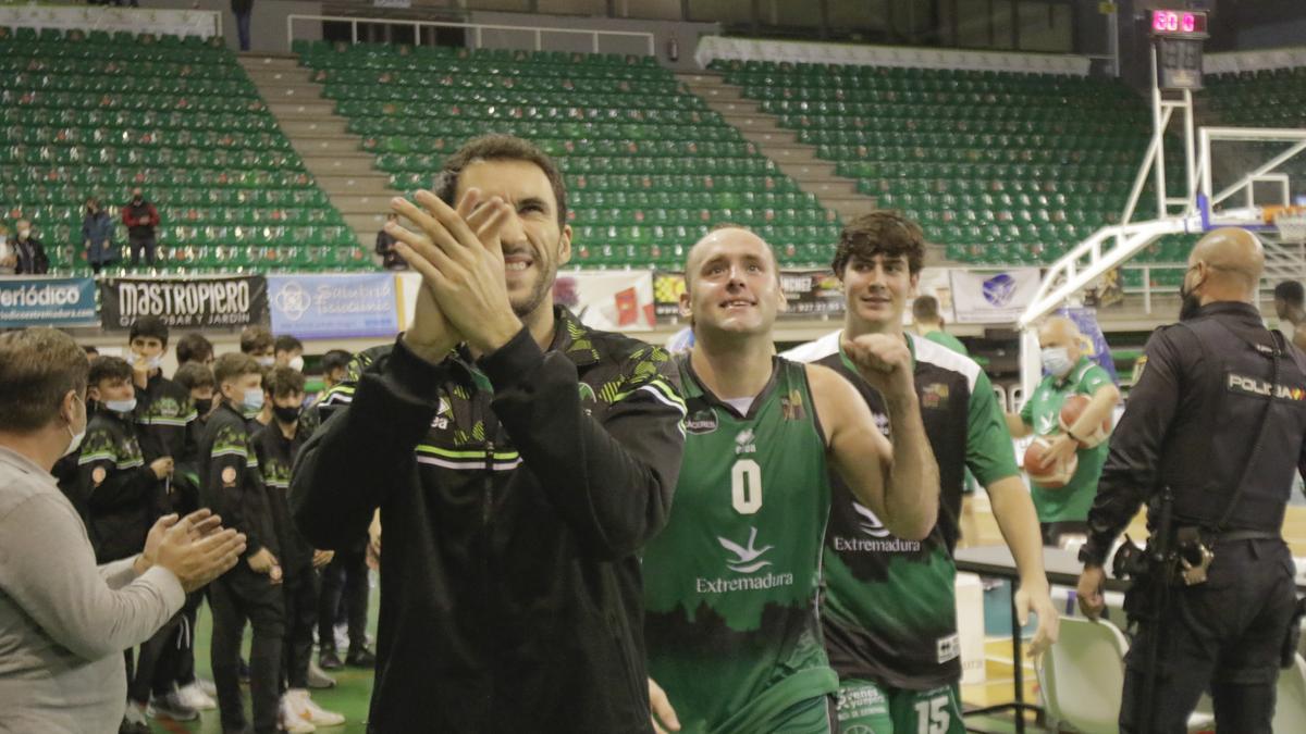 Los jugadores del Cáceres celebran la victoria sobre el Girona.