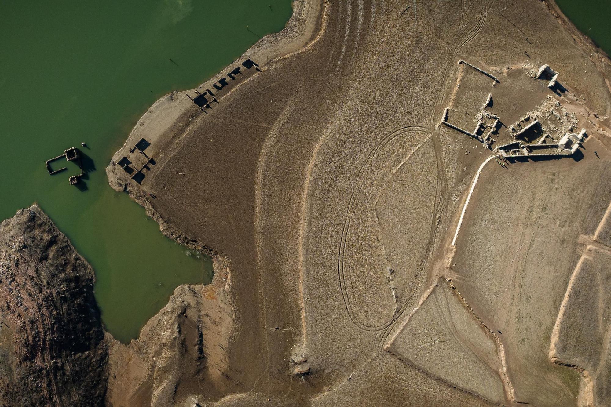 El pantà de Sau, a vista de dron, testimoni dels estralls de la sequera