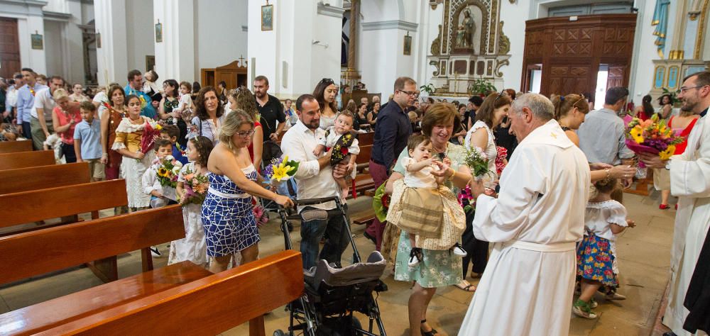 Los festeros de Mutxamel rinden homenaje a su Patrona