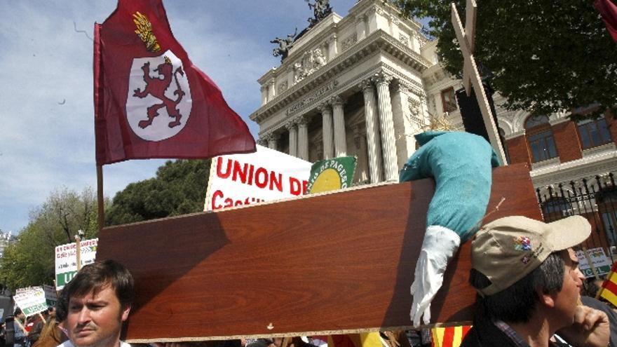 Ganaderos de Castilla y León concentrados ante la sede del Ministerio de Medio Ambiente