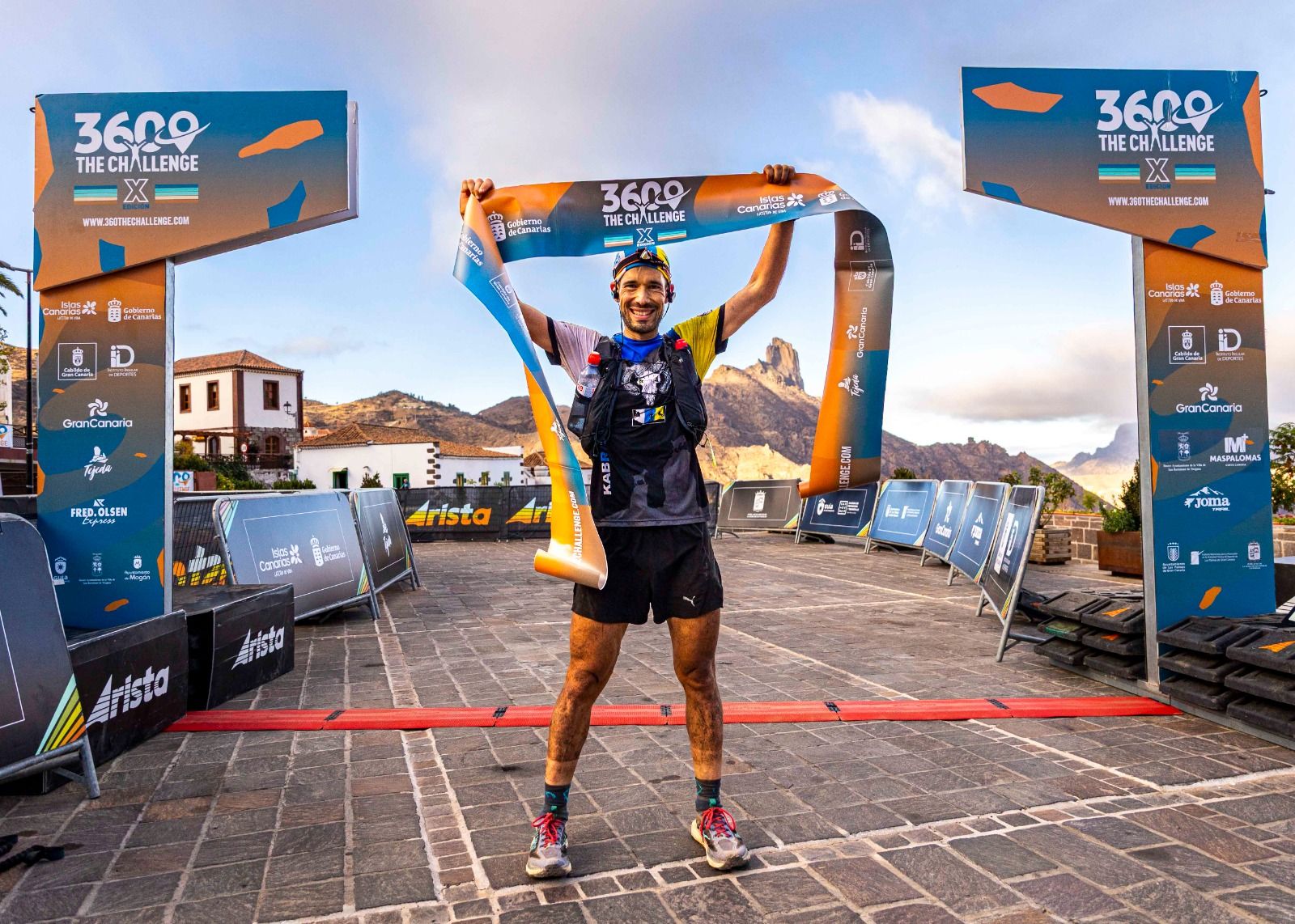 José Bordón posa tras cruzar la línea de meta como campeón.
