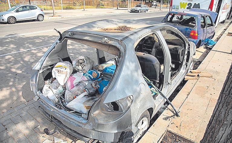 Coches abandonados en el futuro distrito tecnológico