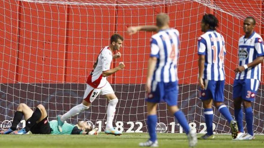 Aranzubia, abatido sobre el césped de Vallecas, se lamenta tras uno de los goles del Rayo. / enrique de la fuente / lof