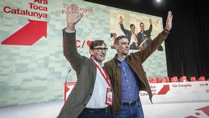 El presidente del Gobierno, Pedro Sánchez, junto al candidato del PSC, Salvador Illa, durante el en el cierre del congreso del PSC.