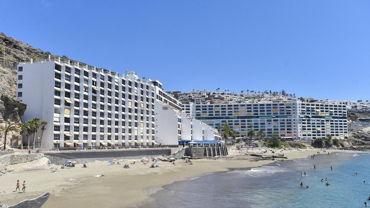 Vista de la playa de Patalavaca, los aprtamentos Don Paco y, al fondo, el hotel Doñana.