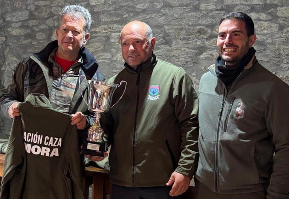 Ángel Fernández -izquierda-, recibe el trofeo de campeón. | DZC