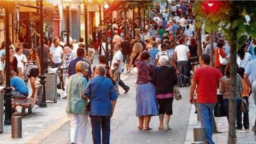 El carrer Ample de Blanes tallat al trànsit durant la celebració del &quot;Blanes 12&quot;.