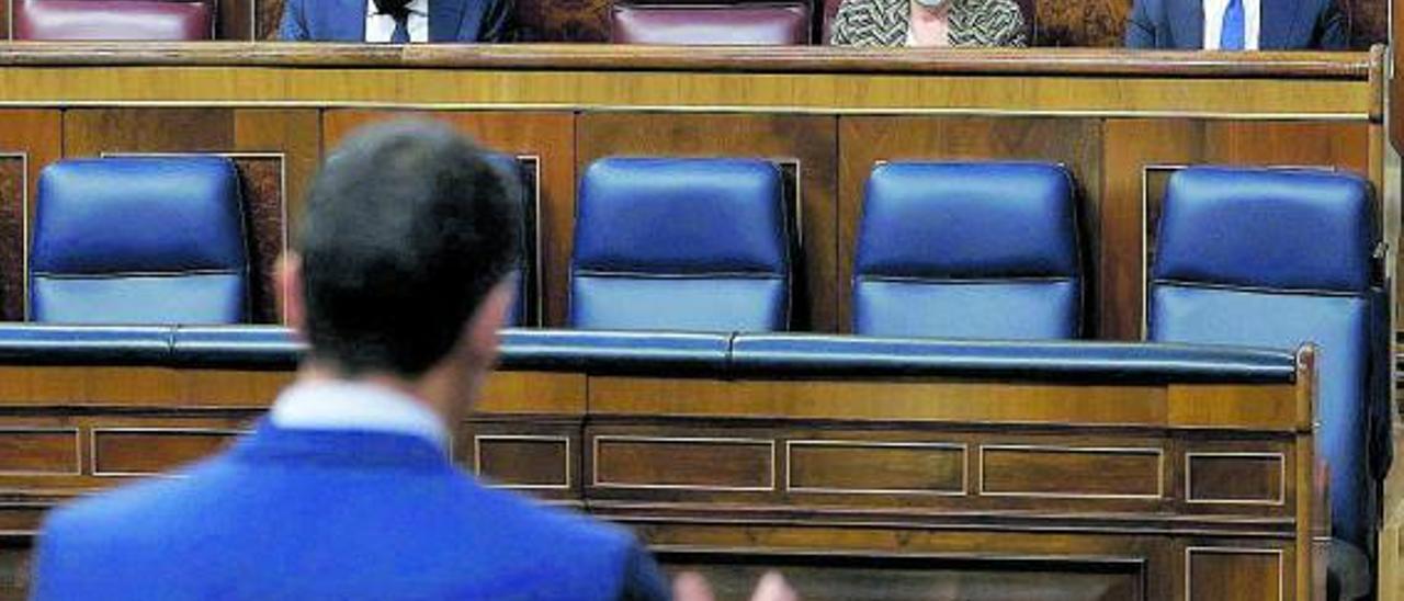 El presidente Pedro Sánchez habla ayer en el Congreso con la bancada del PP de fondo. |  EFE/ MARISCAL