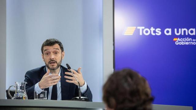 Archivo - El ministro de Derechos Sociales, Consumo y Agenda 2030, Pablo Bustinduy, durante la rueda de prensa tras el Consejo de Ministros, en el Palacio de la Moncloa, a 11 de febrero de 2025, en Madrid (España).