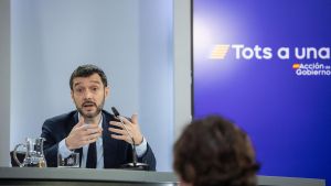 Archivo - El ministro de Derechos Sociales, Consumo y Agenda 2030, Pablo Bustinduy, durante la rueda de prensa tras el Consejo de Ministros, en el Palacio de la Moncloa, a 11 de febrero de 2025, en Madrid (España). El Consejo de Ministros aprueba hoy la s