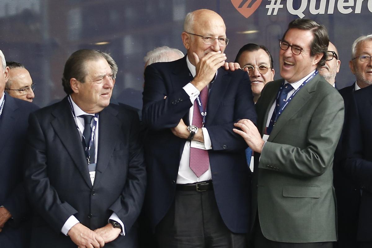 El presidente de la Asociación de Empresarios Valencianos, Vicente Boluda (izquierda), acompañado por el presidente de Mercadona, Juan Roig (centro), y del presidente de la CEOE, Antonio Garamendi (derecha), entre otros, durante el acto empresarial celebrado en Barcelona para reclamar la finalización de las obras del corredor mediterráneo.