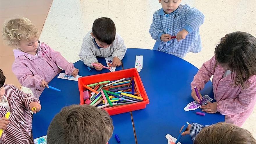 Elaboración de marcapáginas en la guardería infantil municipal