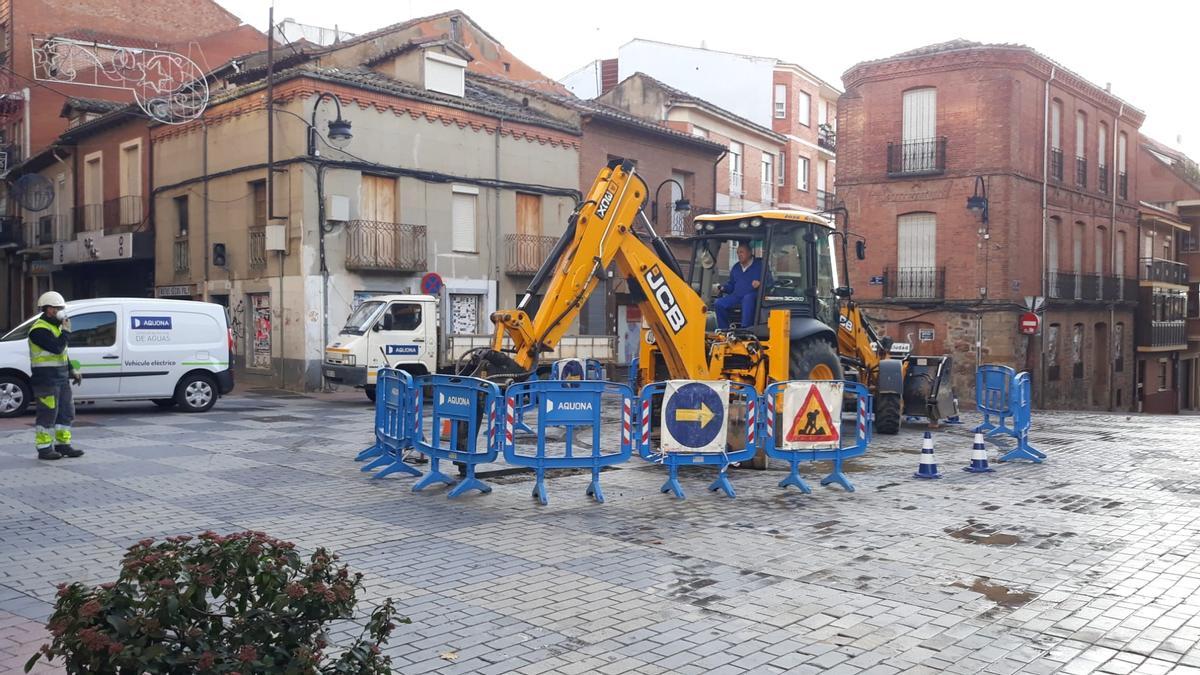 Operarios trabajando en la reparación de la avería en la plaza Juan Carlos I.