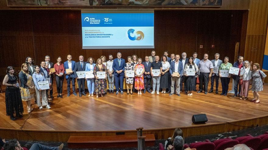 Una foto de familia de los premiados, ayer, en el Paraninfo de la ULPGC.