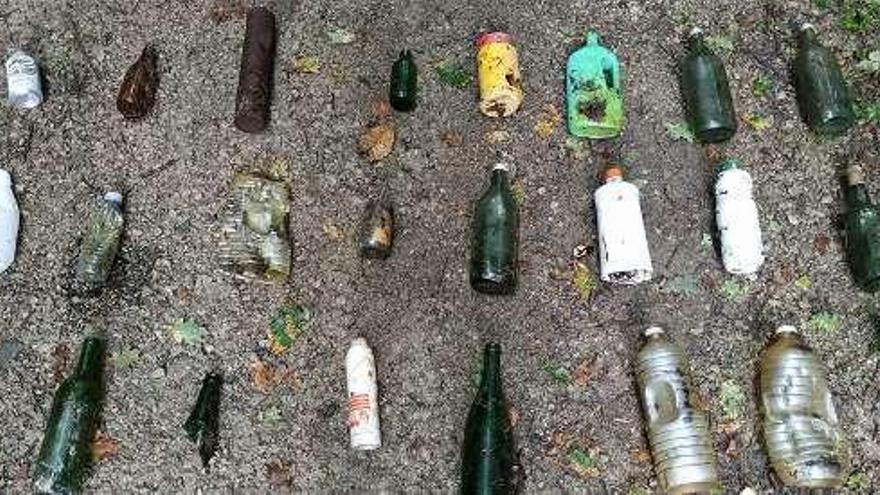 Botellas y recipientes extraídos de la Vía Verde del Plazaola (abajo).