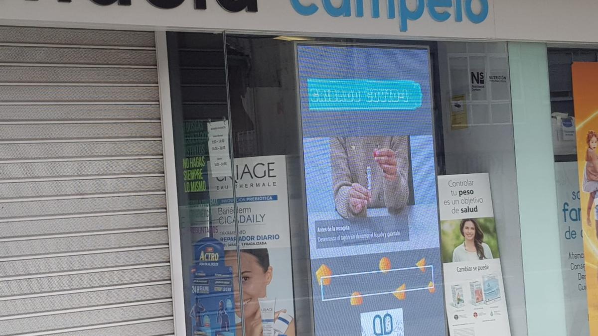 Una farmacia de Cangas, con explicación sobre los test de saliva. / F.G.S.