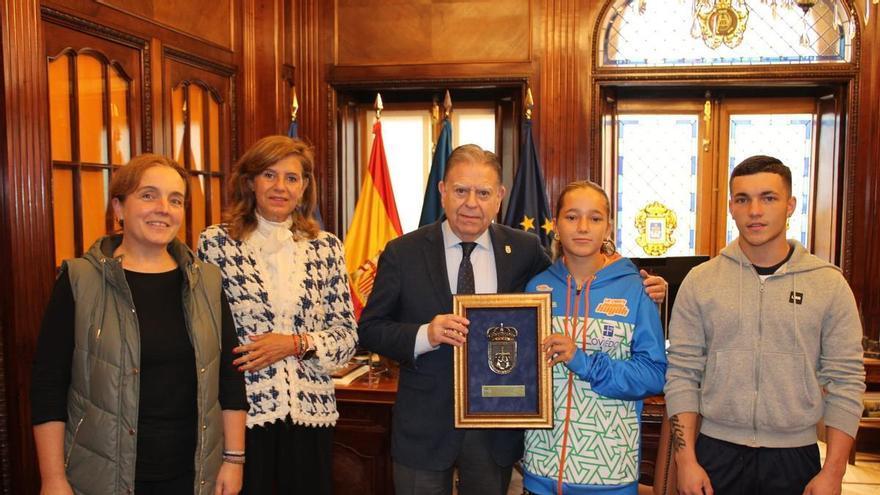Oviedo reconoce el éxito internacional de la piragüista Salomé Llorian tras su bronce en Bratislava