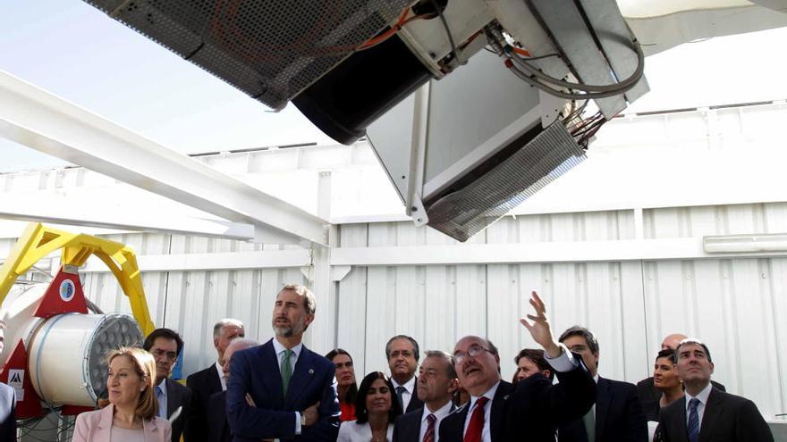 Felipe VI observa uno de los telescopios del observatorio.