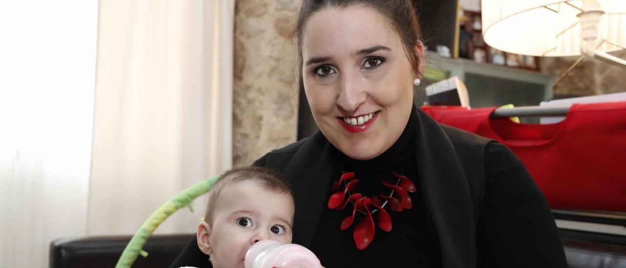 Tamara Rial, ayer, con su hija Gabriela en la vivienda familiar.    // PABLO HERNÁNDEZ GAMARRA