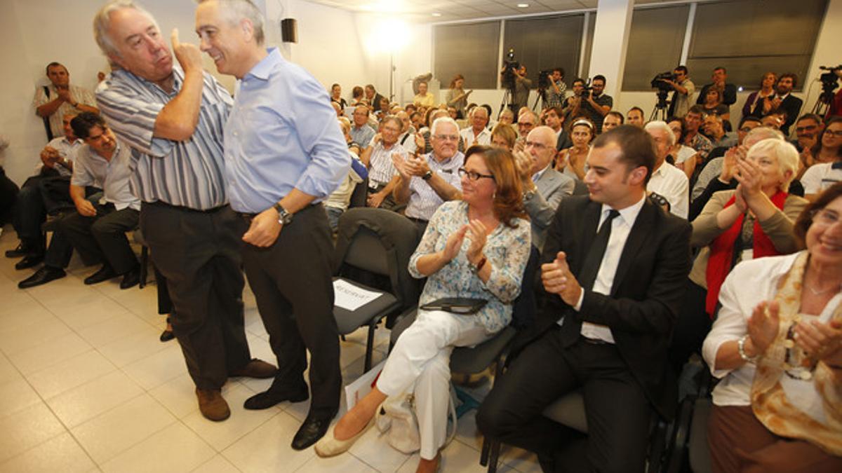 Manel Royes, exalcalde de Terrasa, felicita a Pere Navarro por su candidatura a la presidencia de la Generalitat.