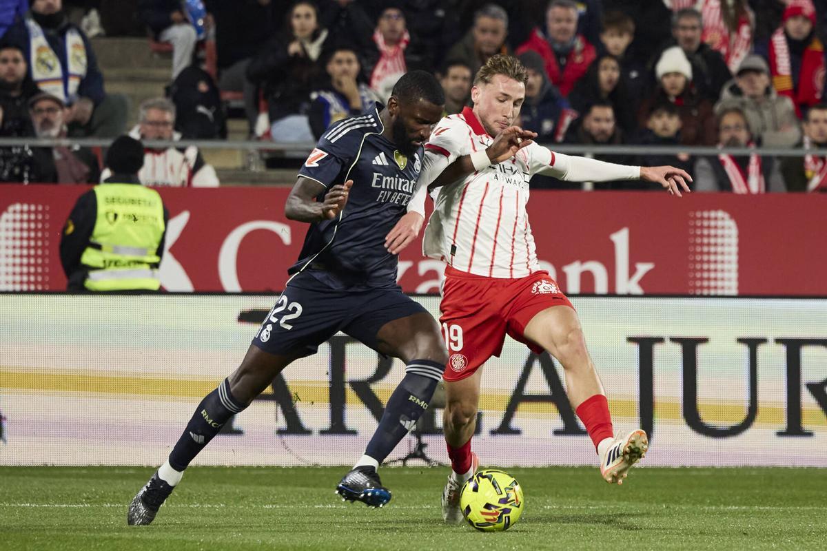 Rüdiger carga a Vanat en un duelo durante el Girona-Madrid.