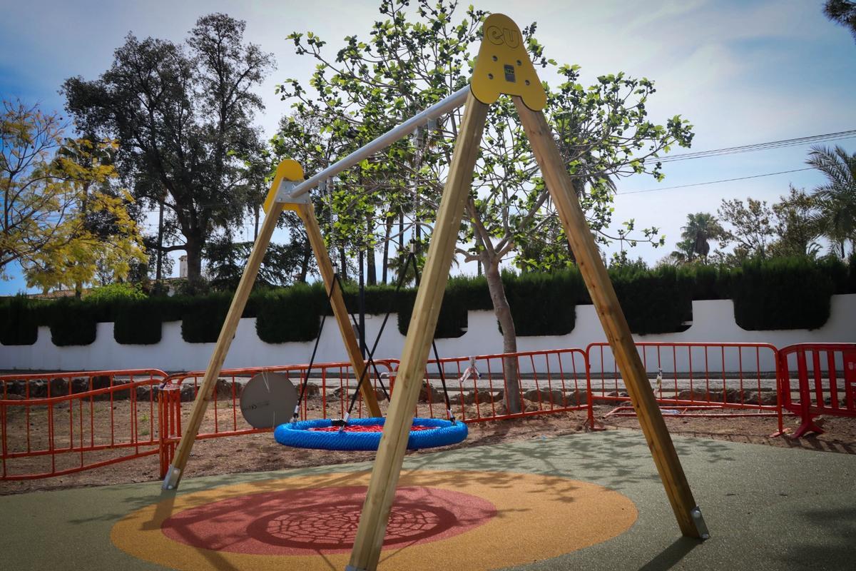 El balancín que se ha instalado en el nuevo parque.