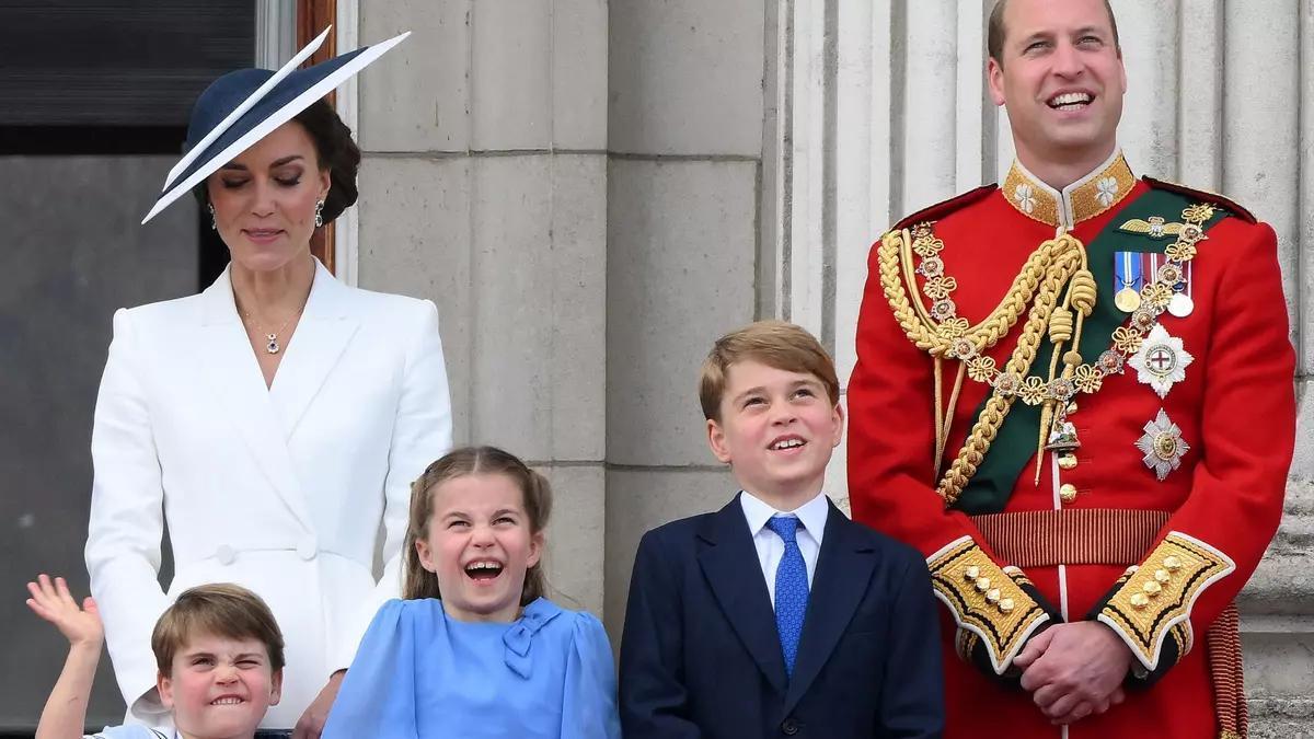 William y su esposa Kate, príncipes de Gales, con sus tres hijos