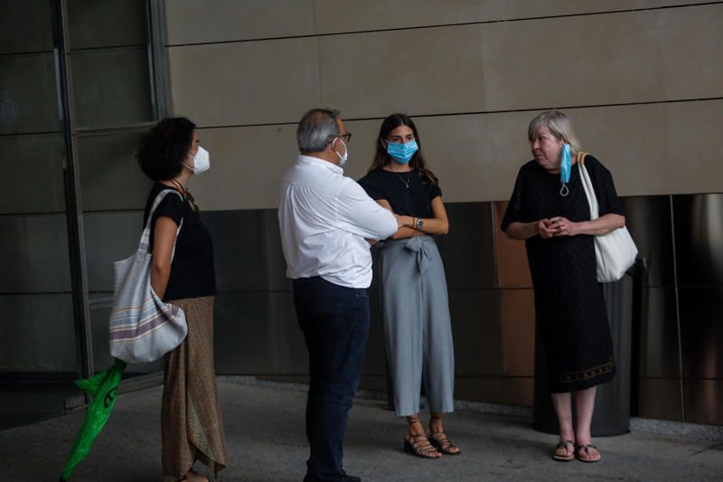 Compañeros y amigos de Ramón Vilar le despiden en el tanatorio de València